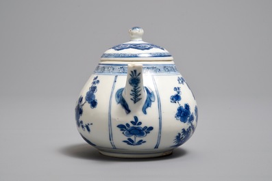 A Chinese blue and white teapot and cover, Kangxi