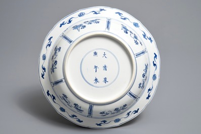 Een Chinese blauwwitte schotel met ruiters, Kangxi merk en periode