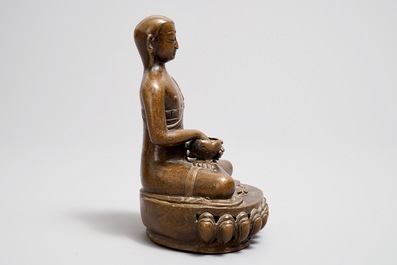 Een Tibetaanse bronzen figuur van Boeddha, 18/19e eeuw