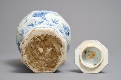 Un vase couvert en porcelaine de Chine bleu et blanc, &eacute;poque Transition