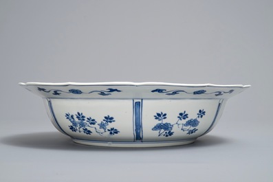 Een Chinese blauwwitte schotel met ruiters, Kangxi merk en periode