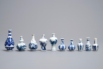 Dix vases miniatures en porcelaine de Chine bleu et blanc, Kangxi