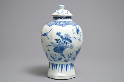 Un vase couvert en porcelaine de Chine bleu et blanc, &eacute;poque Transition