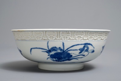 Een Chinese blauwwitte 'mantou' kom met reli&euml;fdecor, Kangxi