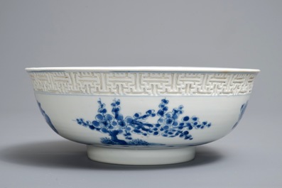 Een Chinese blauwwitte 'mantou' kom met reli&euml;fdecor, Kangxi