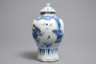 Un vase couvert en porcelaine de Chine bleu et blanc, &eacute;poque Transition