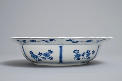 Een Chinese blauwwitte schotel met ruiters, Kangxi merk en periode