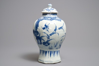 Un vase couvert en porcelaine de Chine bleu et blanc, &eacute;poque Transition