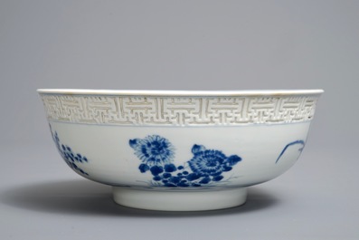Een Chinese blauwwitte 'mantou' kom met reli&euml;fdecor, Kangxi
