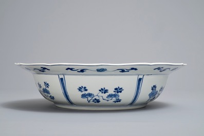 Een Chinese blauwwitte schotel met ruiters, Kangxi merk en periode