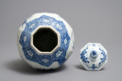 Un vase couvert en porcelaine de Chine bleu et blanc, &eacute;poque Transition