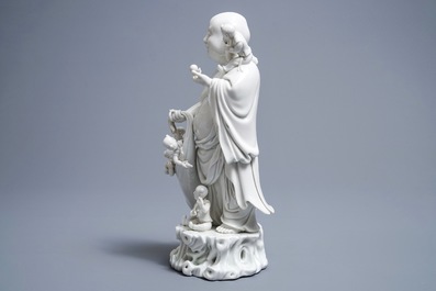 Un groupe en porcelaine blanc de Chine figurant Bouddha et des gar&ccedil;ons jouants, R&eacute;publique, 20&egrave;me