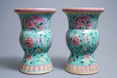 Une paire de vases en porcelaine de Chine famille rose pour le march&eacute; Straits ou Peranakan, 19&egrave;me