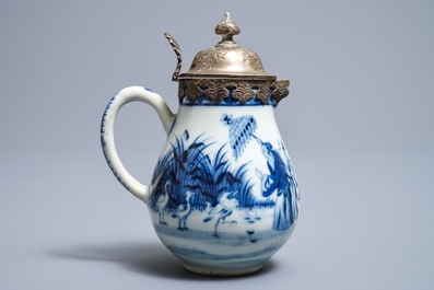 Een Chinese blauwwitte kan met decor naar Cornelis Pronk, 'De parasoldames', Qianlong