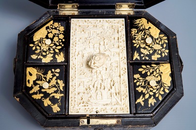 Une bo&icirc;te couverte en laque de Chine dor&eacute;e, Canton, 19&egrave;me