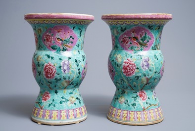 Une paire de vases en porcelaine de Chine famille rose pour le march&eacute; Straits ou Peranakan, 19&egrave;me