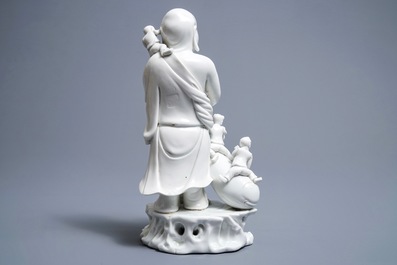 Un groupe en porcelaine blanc de Chine figurant Bouddha et des gar&ccedil;ons jouants, R&eacute;publique, 20&egrave;me