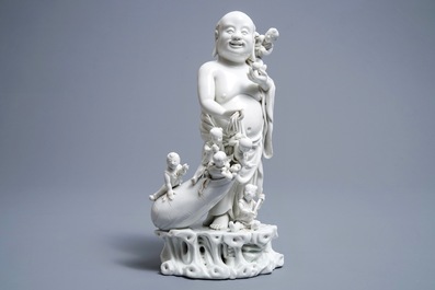 Un groupe en porcelaine blanc de Chine figurant Bouddha et des gar&ccedil;ons jouants, R&eacute;publique, 20&egrave;me