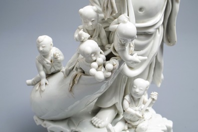 Un groupe en porcelaine blanc de Chine figurant Bouddha et des gar&ccedil;ons jouants, R&eacute;publique, 20&egrave;me