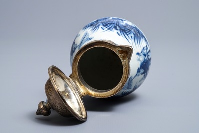 Een Chinese blauwwitte kan met decor naar Cornelis Pronk, 'De parasoldames', Qianlong