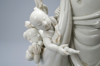 Un groupe en porcelaine blanc de Chine figurant Bouddha et des gar&ccedil;ons jouants, R&eacute;publique, 20&egrave;me