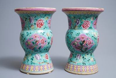 Une paire de vases en porcelaine de Chine famille rose pour le march&eacute; Straits ou Peranakan, 19&egrave;me
