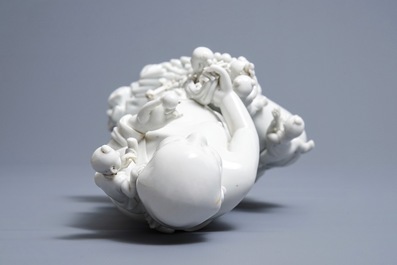 Un groupe en porcelaine blanc de Chine figurant Bouddha et des gar&ccedil;ons jouants, R&eacute;publique, 20&egrave;me
