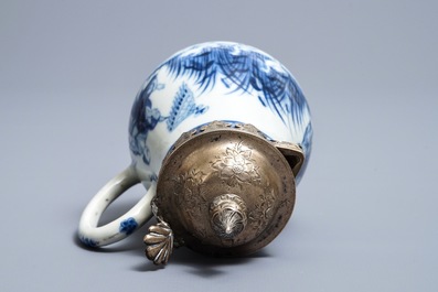 Een Chinese blauwwitte kan met decor naar Cornelis Pronk, 'De parasoldames', Qianlong