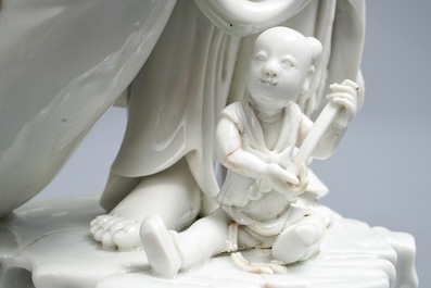 Un groupe en porcelaine blanc de Chine figurant Bouddha et des gar&ccedil;ons jouants, R&eacute;publique, 20&egrave;me