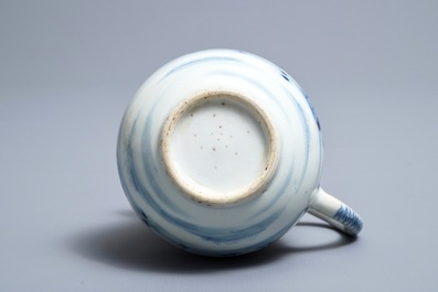 Een Chinese blauwwitte kan met decor naar Cornelis Pronk, 'De parasoldames', Qianlong
