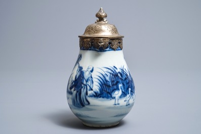 Een Chinese blauwwitte kan met decor naar Cornelis Pronk, 'De parasoldames', Qianlong