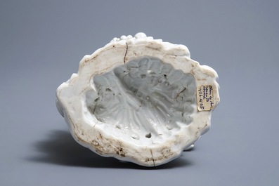 Un groupe en porcelaine blanc de Chine figurant Bouddha et des gar&ccedil;ons jouants, R&eacute;publique, 20&egrave;me