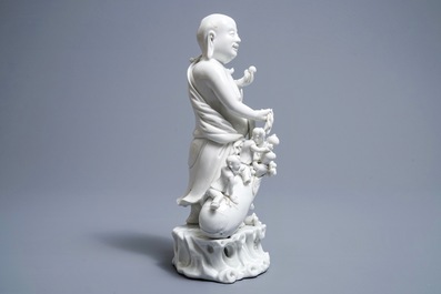 Un groupe en porcelaine blanc de Chine figurant Bouddha et des gar&ccedil;ons jouants, R&eacute;publique, 20&egrave;me