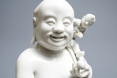 Un groupe en porcelaine blanc de Chine figurant Bouddha et des gar&ccedil;ons jouants, R&eacute;publique, 20&egrave;me