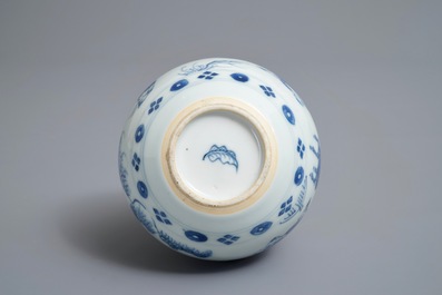 Een Chinese blauwwitte hookah-basis met figuratief decor, Kangxi