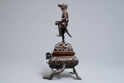 A large Japanese bronze koro on dragon claw feet, Edo or Meiji, 18/19th C.