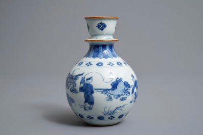 Een Chinese blauwwitte hookah-basis met figuratief decor, Kangxi