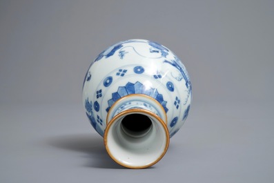 Een Chinese blauwwitte hookah-basis met figuratief decor, Kangxi