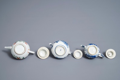 Drie Chinese blauwwitte en famille rose theepotten met deksels, Kangxi en Qianlong