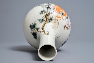 Een Chinese famille rose flesvormige vaas met onsterfelijken, Qianlong merk, Republiek, 20e eeuw