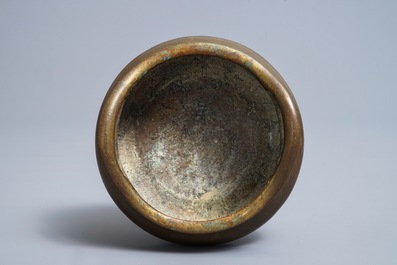 Een Chinese bronzen driepotige wierookbrander, Xuande merk, 18/19e eeuw
