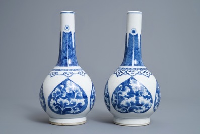 Une paire de vases de forme bouteille en porcelaine de Chine bleu et blanc, marque de Kangxi, 19/20&egrave;me