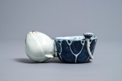 Un compte-gouttes en porcelaine de Chine bleu, blanc et rouge de cuivre, Kangxi