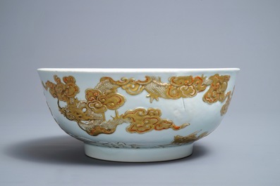 Un bol en porcelaine de Chine &agrave; d&eacute;cor en relief de carpes et dragons, Kangxi/Yongzheng