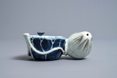 Un compte-gouttes en porcelaine de Chine bleu, blanc et rouge de cuivre, Kangxi