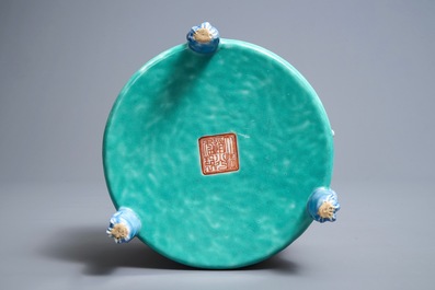 Een Chinese famille rose driepotige wierookbrander, Daoguang merk en periode