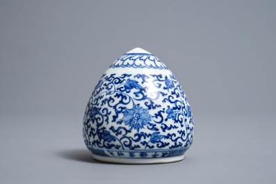 Een Chinees blauwwit vogelvoederbakje met Xuande inscriptie, Kangxi