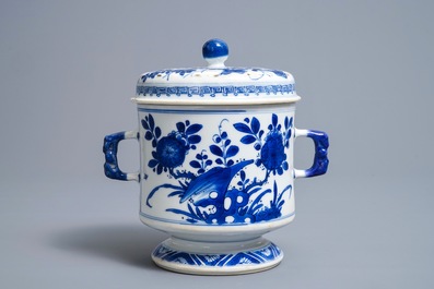 Een Chinese blauwwitte dekselkom met floraal decor, Kangxi