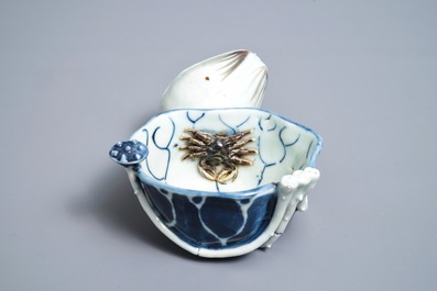Un compte-gouttes en porcelaine de Chine bleu, blanc et rouge de cuivre, Kangxi
