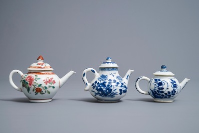 Drie Chinese blauwwitte en famille rose theepotten met deksels, Kangxi en Qianlong